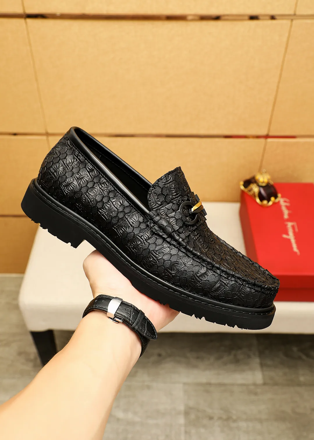 Men's shoes 💰520 💐 Product trademark: Ferragamo "Ferragamo" casual leather shoes Regular size: 38-44 (45.46🉑️customized) Product materials: Selected imported first-layer calfskin embossed upper + original hardware buckle, imported water-dyed cow leather lining. Strong three-dimensional visual effect, original outsole color: 1⃣️color optional